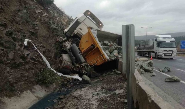 Bilecik'te taş yüklü kamyon devrildi; 1 hafif yaralı