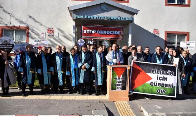 Bitlis'te akademisyenler cübbelerini Gazze için giydi