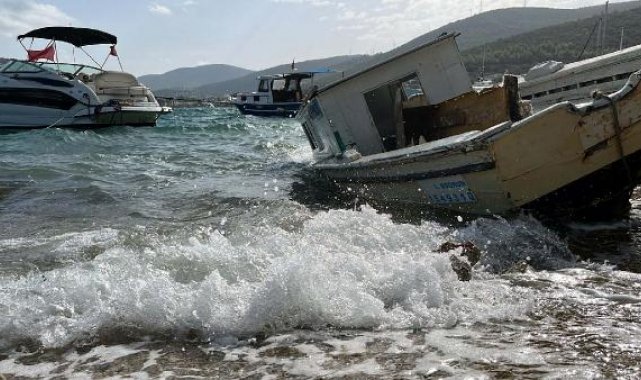 Bodrum'da demirli bulunan 2 tekne, fırtına nedeniyle parçalandı