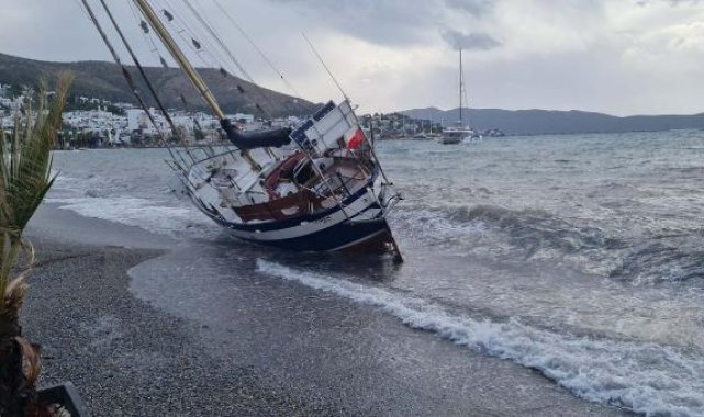 Bodrum'da kaçak göçmenlerin terk ettiği yelkenli tekne karaya vurdu