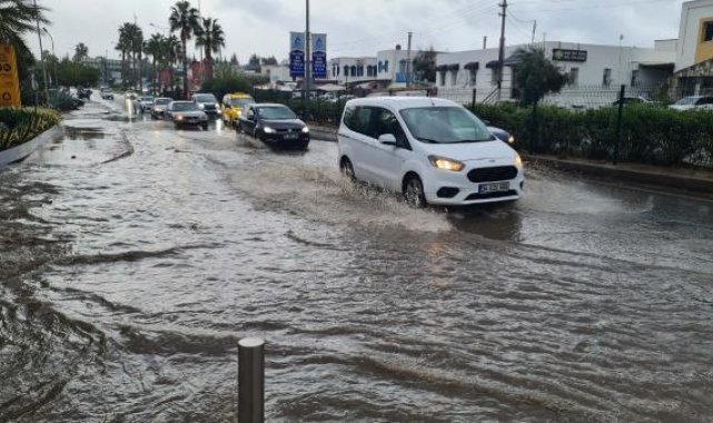 Bodrum'da sağanak yağmur; cadde ve sokaklar nehre döndü