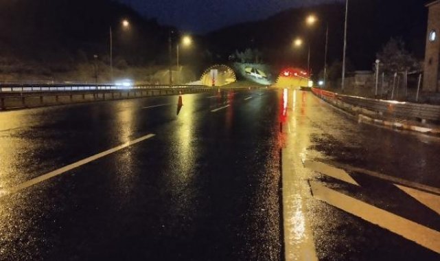 Bolu Dağı'nda heyelan; İstanbul yönü ulaşıma kapatıldı
