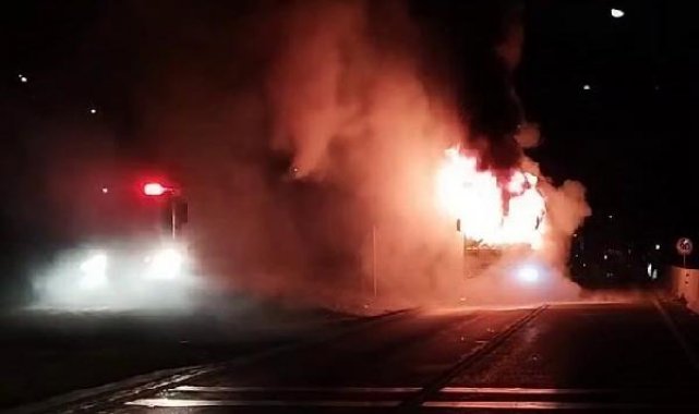 Bolu Dağı'nda motoru tutuşan yolcu otobüsü alev alev yandı