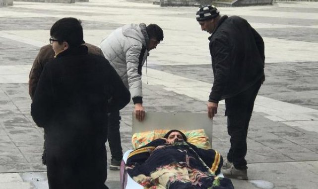Boşanma davasına tekerlekli yatak ile getirildi