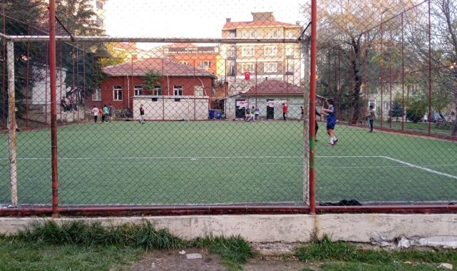Bozüyük Belediyesi ekipleri sentetik sahada kopan tel örgüleri tamir etti