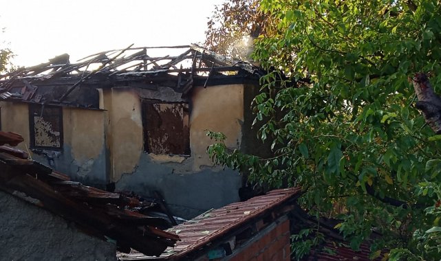 Bozüyük'te çıkan yangında 2 katlı müstakil ev alevlere teslim oldu