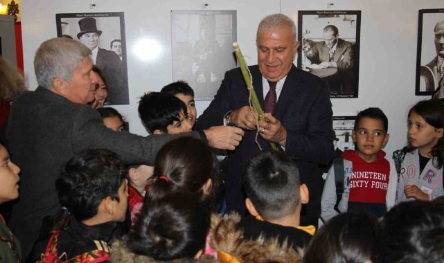 Bu kez oyuncakları büyükler oynadı çocuklar izledi