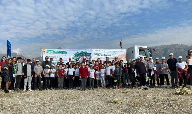 Buharkent'te ağaç fidanları toprakla buluştu