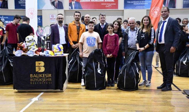 Burhaniye'de ortaokul ve liselere malzeme desteği