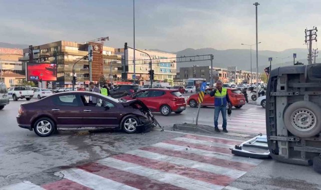 Bursa'da ambulans kaza yaptı: 1'i sağlık personeli 3 kişi yaralandı