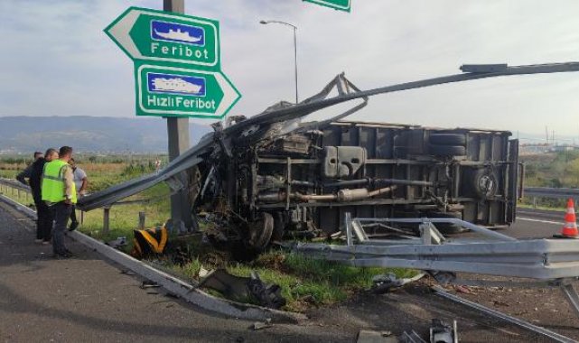 Bursa'da devrilen kamyonet, bariyerlere çarptı