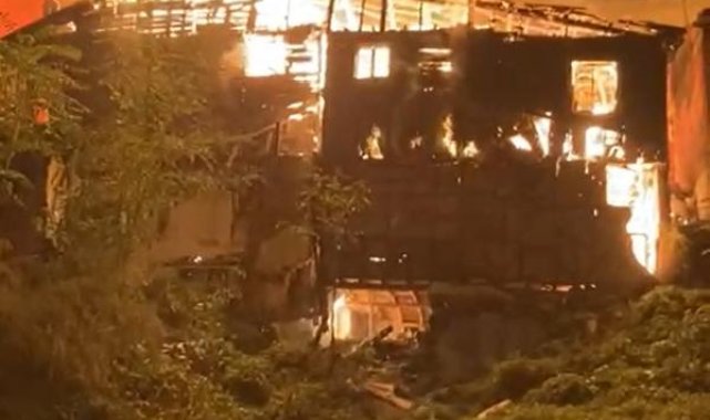 Bursa'da metruk bina alevlere teslim oldu