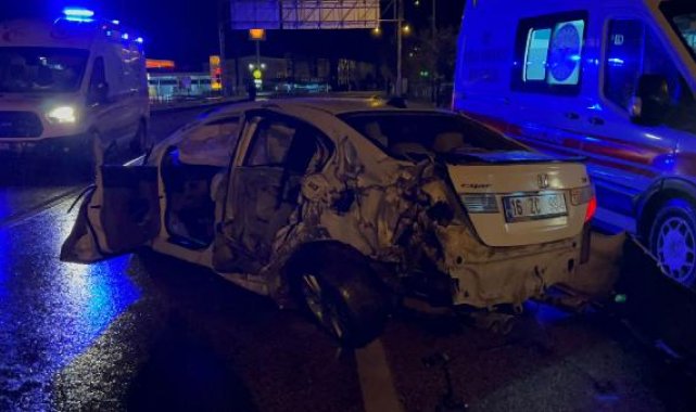 Bursa'da otomobil bariyerlere çarptı; 5 yaralı