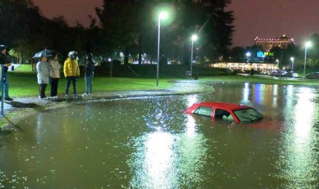 Bursa'da otomobil süs havuzuna düştü