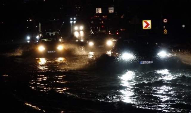Bursa'da sağanak; cadde ve sokaklar suyla doldu