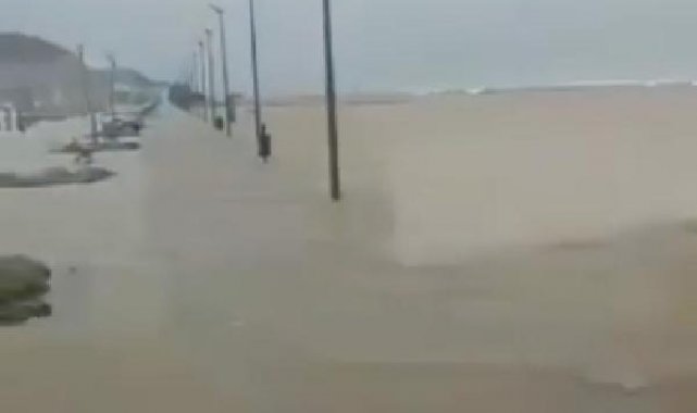 Bursa'da sağanak ve fırtına; taşan deniz suyu caddede 50 metre içeri girdi