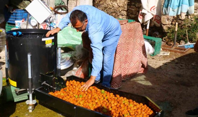 Büyükşehirden Geyikbayırlılara ceviz ayıklama ve salça makinesi