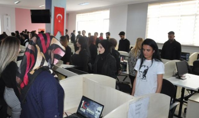 Çağrı Merkezi çalışanları bilgisayar başında Atatürk'ü andı