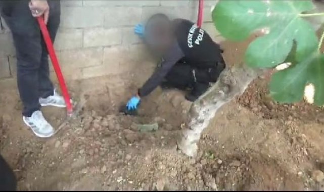 Çaldıkları ziynet eşyaları ve paraları evlerinin bahçesine gömen 3 şüpheliye gözaltı