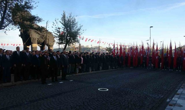 Çanakkale'de saat 09.05'te hayat durdu
