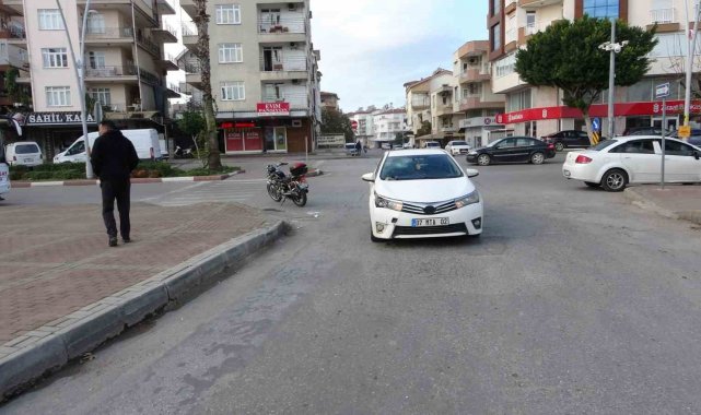Çarpıştığı otomobilin camına başını çarpan motosikletli ağır yaralandı