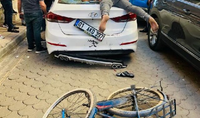 Çarptığı otomobilin camından içeri giren bisikletli yaralandı