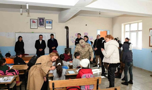 Çatak'ta öğrencilere mont ve kırtasiye yardımı yapıldı