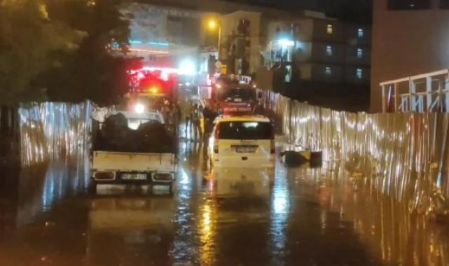 Çekmeköy'de etkili olan kuvvetli yağışın ardından iki araç suda mahsur kaldı