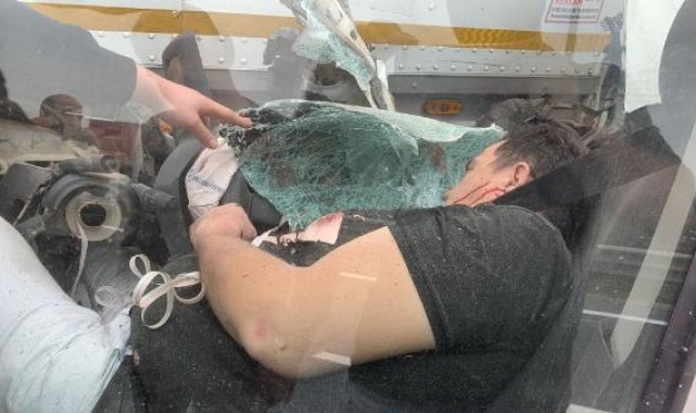 Çekmeköy'de hafif ticari araç TIR'a arkadan çarptı: 1 yaralı