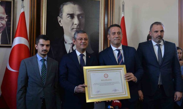 CHP Genel Başkanı Özel mazbatasını aldı