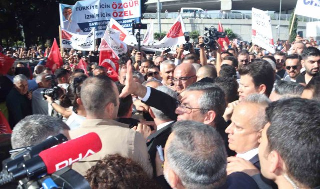 CHP'nin yeni Genel Başkanı Özgür Özel, İzmir'de partililer tarafından karşılandı