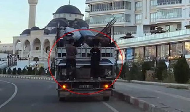 Çocukların kamyonet kasasında tehlikeli yolculuğu kamerada