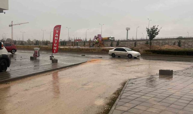 Çukur ve çamurla kaplı yollarının yapılmasını istiyorlar
