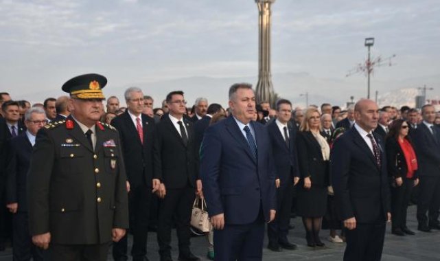 Cumhuriyet'in kurucusu Atatürk, İzmir'de törenle anıldı