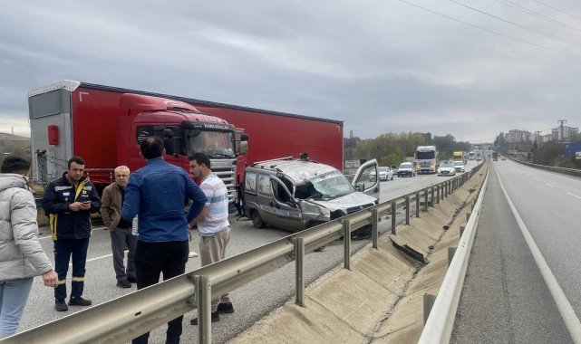 D100'de makaslayan tır, hafif ticari araç ile çarpıştı: 1 yaralı