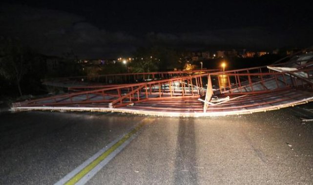Denizli'de kuvvetli rüzgar; çatılar uçtu, ağaçlar devrildi