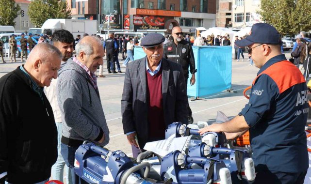 Deprem bilgilendirmesinde jandarma köpekleri ilgi odağı oldu