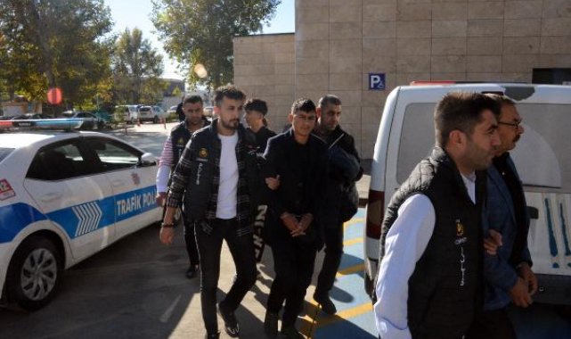 Depremde market yağmalamasına engel olanı öldürenler yakalandı