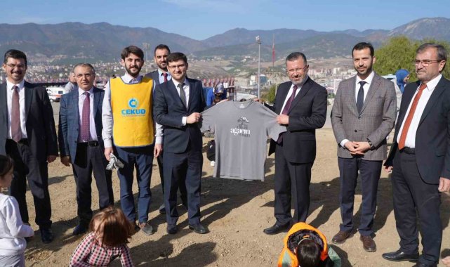 Depremzede izciler tohumları toprakla buluşturdu
