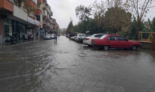 Didim'de sağanak yağış ve fırtına etkili oldu