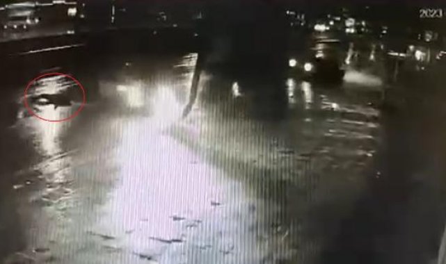 Direğe çarpan otomobilden fırlayan sürücü, yolun ortasına savruldu; o anlar kamerada