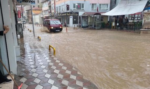 Edremit'te 5 dakikalık sağanak, caddeyi dereye çevirdi