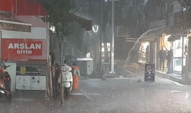 Edremit'te yağış sebebiyle gün adeta geceye döndü.