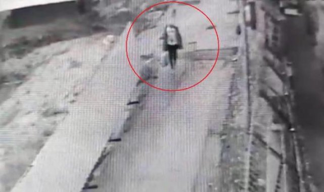 El arabası ile geldiği villadan çelik kasa çaldı; o anlar kamerada
