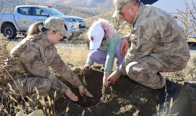 Elazığ'da jandarma ekipleri öğrencilerle fidan dikti
