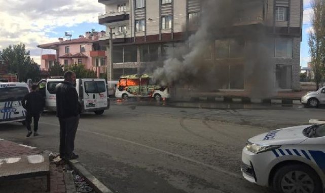Elektrik kontağından çıkan yangında minibüs hurdaya döndü