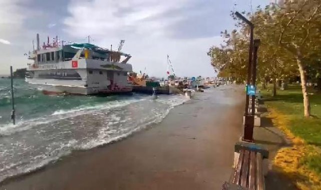 Erdek'te lodos; denizde dev dalgalar oluştu, batmak üzere olan tekneler kurtarıldı
