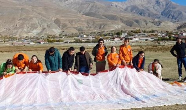 Erzincan'da özel çocukların yamaç paraşütü heyecanı