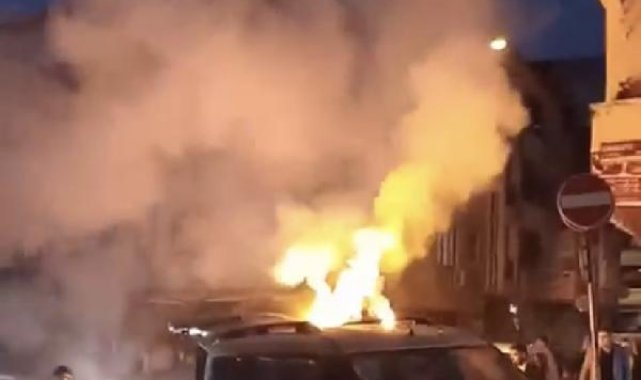 Esenler'de ilkokul yakınında silahlı havai fişekli gelin alma merasimi