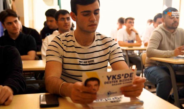 Esenler'de üniversiteye hazırlanan gençlere hazırlık seti hediye ediliyor